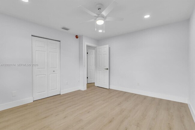 Building Photo - 8535 Casa Del Lago