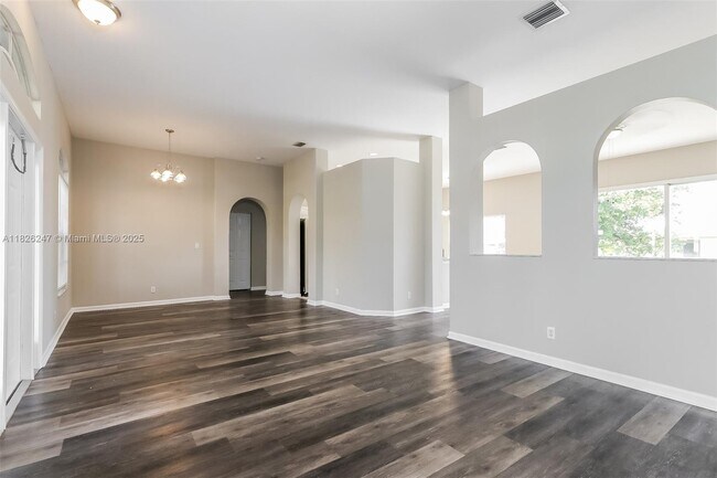 Building Photo - 241 SW S Quick Cir