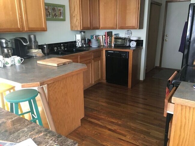 Building Photo - Beautiful 3 bedroom, 2.5 bath Townhome wit...
