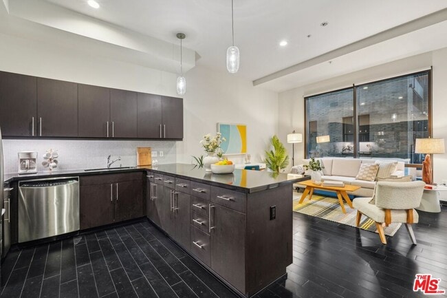 Building Photo - 655 S Hope St