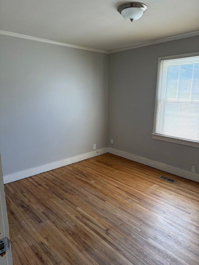 Building Photo - Adorable Cottage with detached garage Lebanon TN