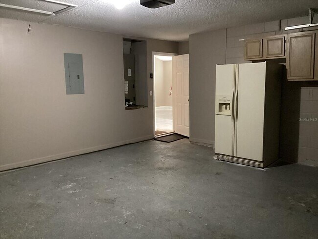 Building Photo - 572 Lancer Oak Dr