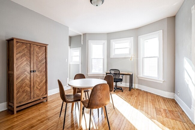 Building Photo - Rare Kenwood townhome, Across from Campus