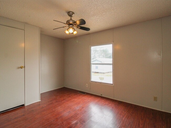 Building Photo - Enjoy peaceful country living near Pulaski...