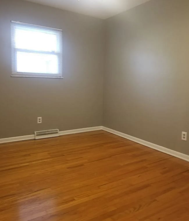 Building Photo - 324 Cumberland Dr