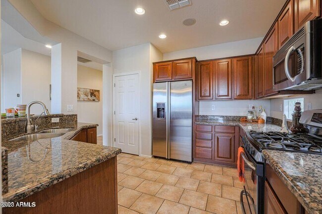 Building Photo - 41520 N River Bend Ct