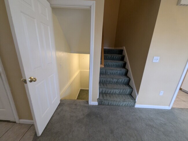 Building Photo - Immaculate End Unit in Desirable Weatherst...