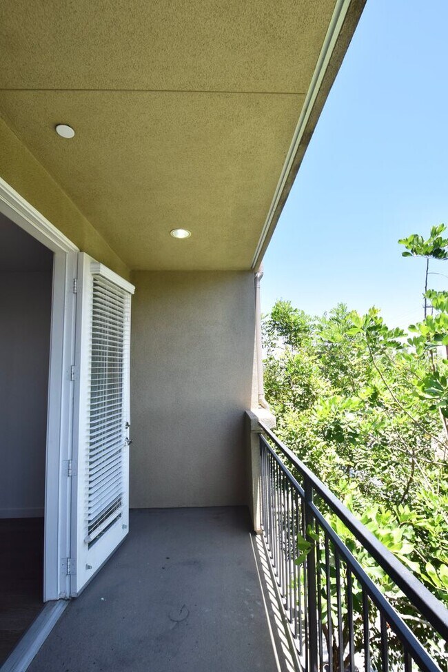 Building Photo - 7851 Ventura Canyon Ave