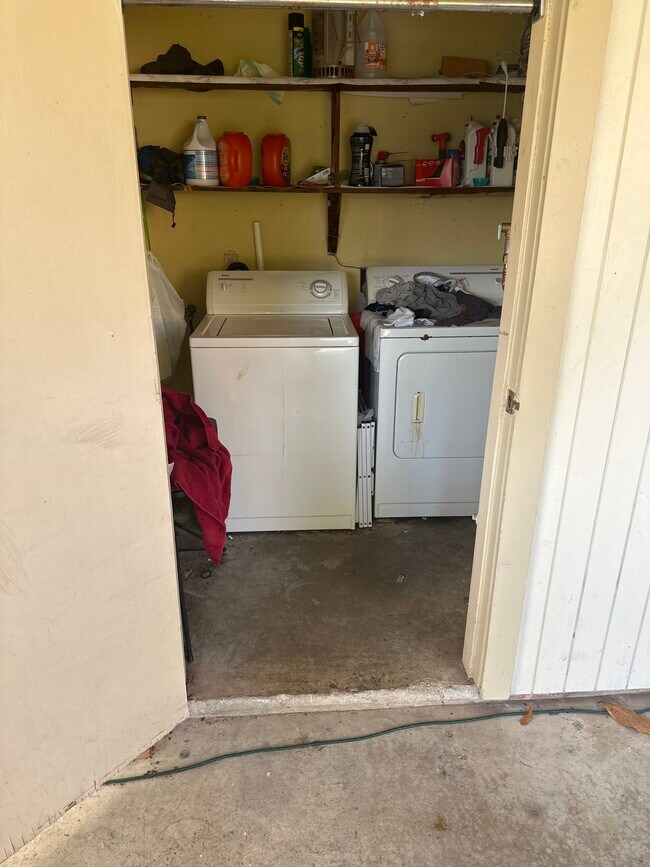 Washer and dryer comes with house. Cayleb pick up the pad - 10045 Devonshire Dr