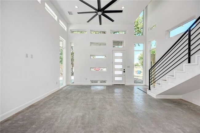 Building Photo - 6111 Begonia Cir