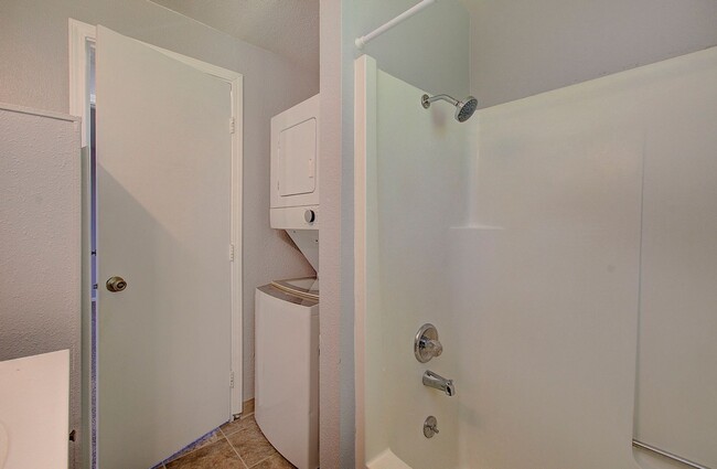 Building Photo - 2 BEDROOM, 1 BATH DUPLEX W/FENCED YARD!