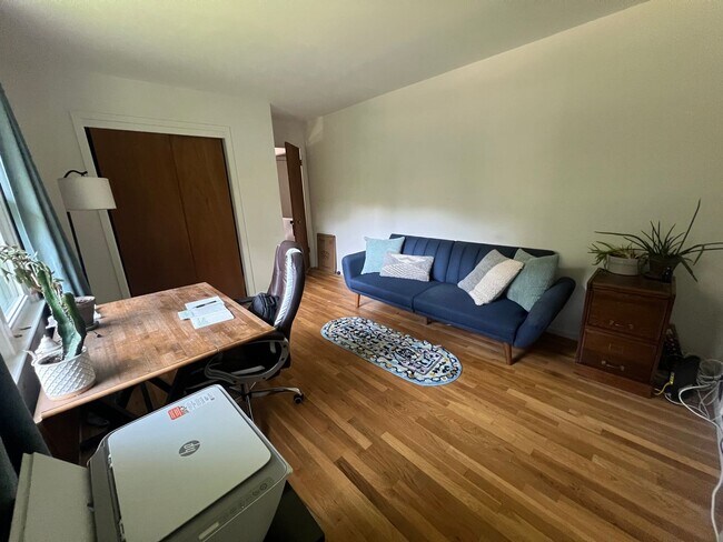 Building Photo - Spacious Well Maintained 3 Bedroom 2.5-Bat...