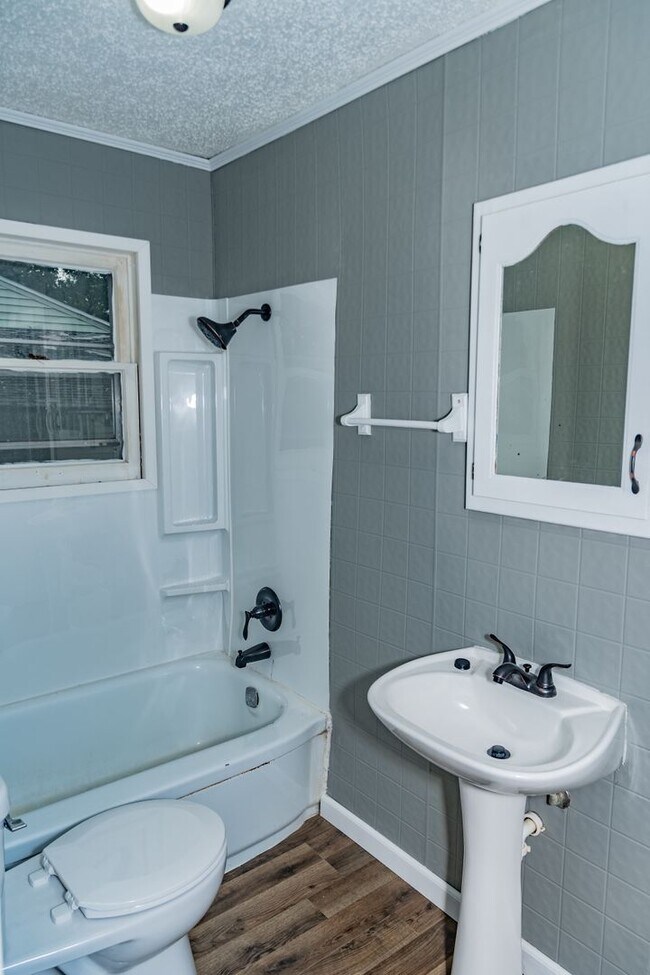 Building Photo - Updated 3 bed/1.5 bath home!