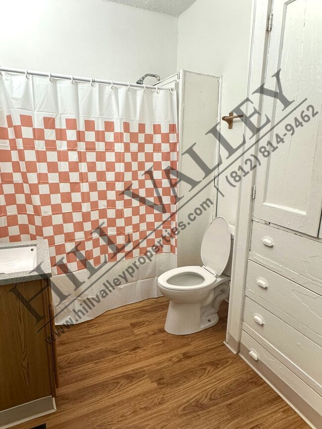 Building Photo - Two Bedroom Upper - All Utilities Paid