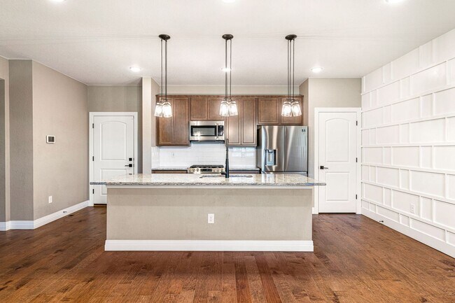 Building Photo - Modern Townhome in Commerce City!