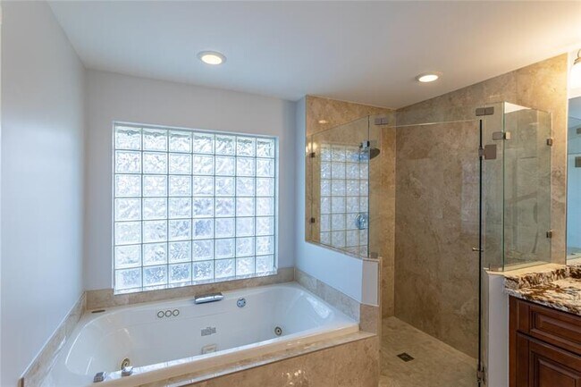Building Photo - 15683 Cypress Park Dr