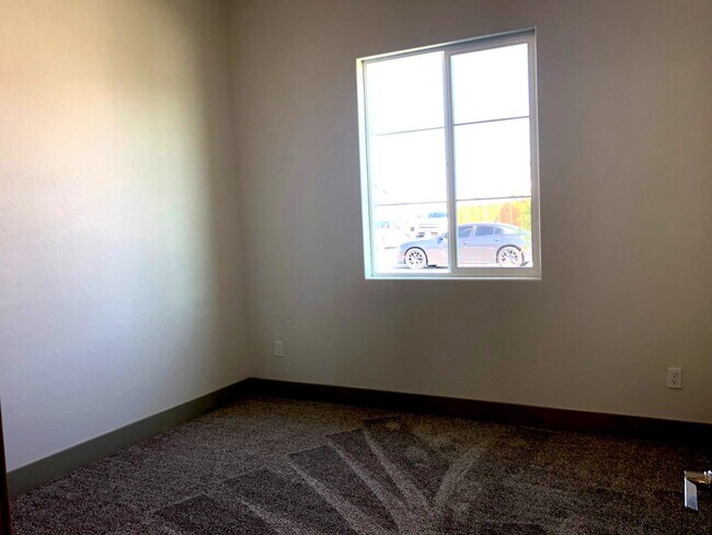 Building Photo - $2,695 Ashlan & Armstrong, 4 Bedroom - E. ...
