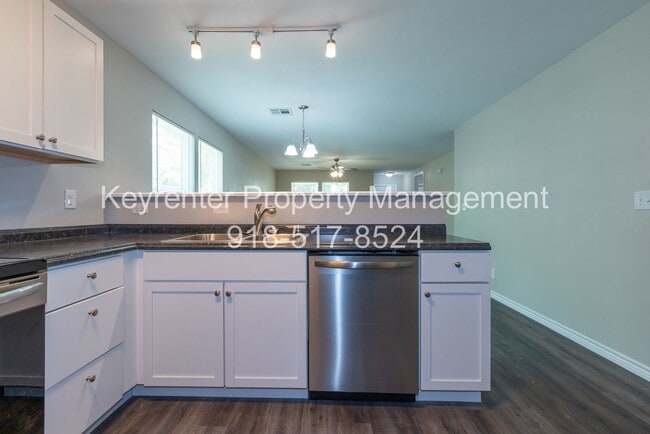 Building Photo - 4 Bedroom 2 Bath + Updated