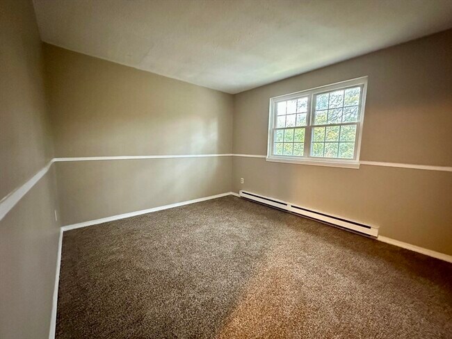 Building Photo - 7 Maple Crest Cir