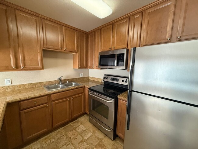Building Photo - 2 bed 2 bath upstairs condo available to m...