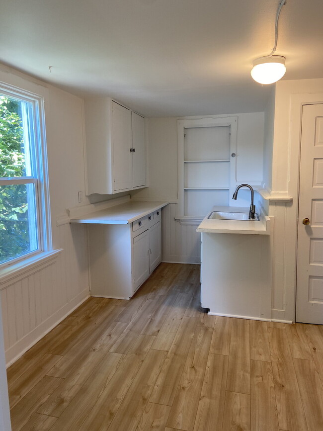 Building Photo - Spacious 3 bed 1 bath, bright & cheery apa...