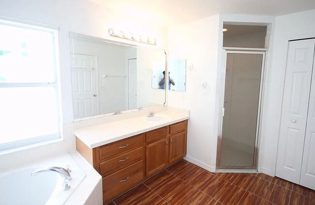 Building Photo - Beautiful 3 Bed and 2 Bath POOL HOME in Ki...