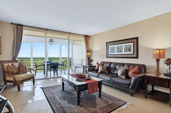 Building Photo - 605 Oaks Dr