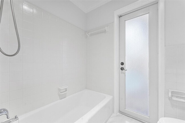 Building Photo - 2443 NE 26th St