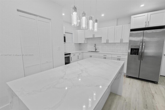 Building Photo - REALSITE ESTATES