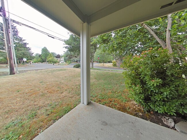 Building Photo - 3 Bedroom House ~ Close to 9th Street ~ Pe...