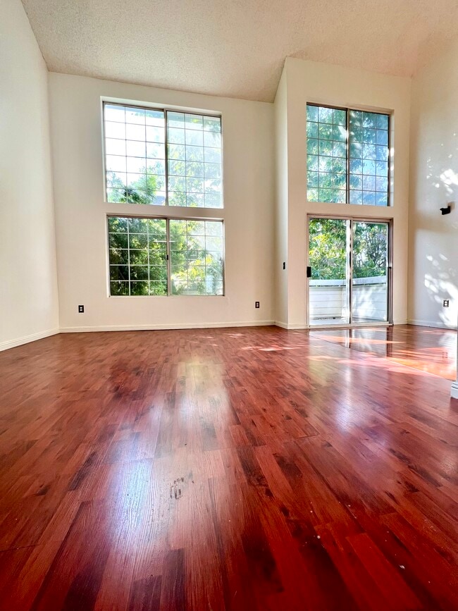 Building Photo - 11150 Glenoaks Blvd