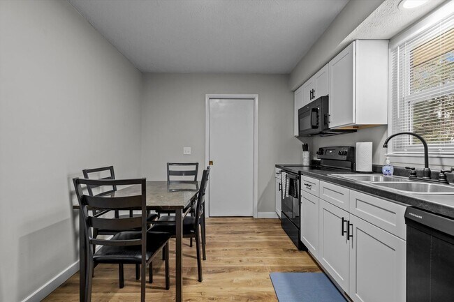 Building Photo - Great furnished month to month rental near...
