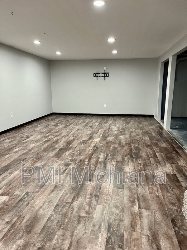 Building Photo - 19901 Oakdale Ave