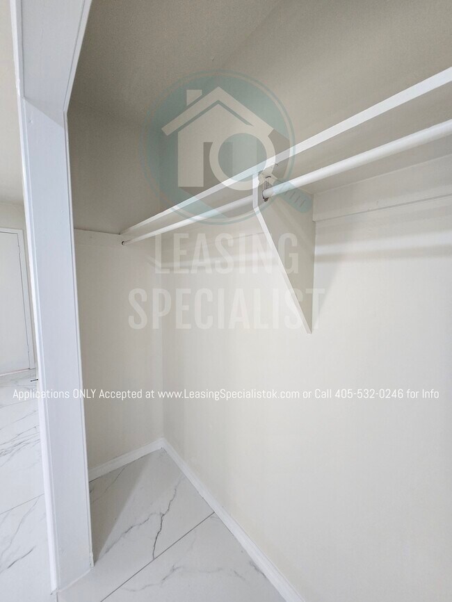 Building Photo - Spacious Village 3 Bed 2 Bath Home!