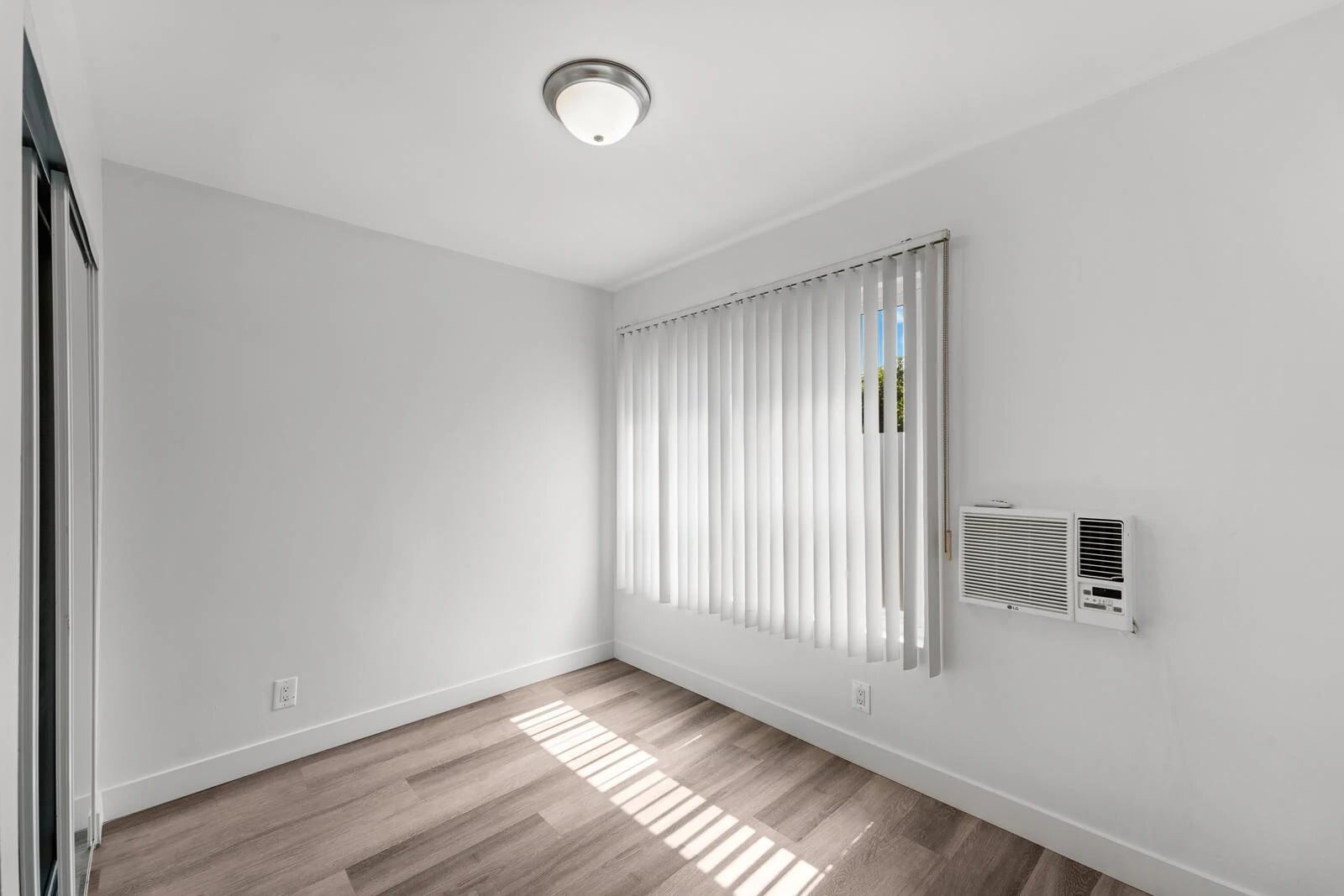 Building Photo - 925 W 30th St