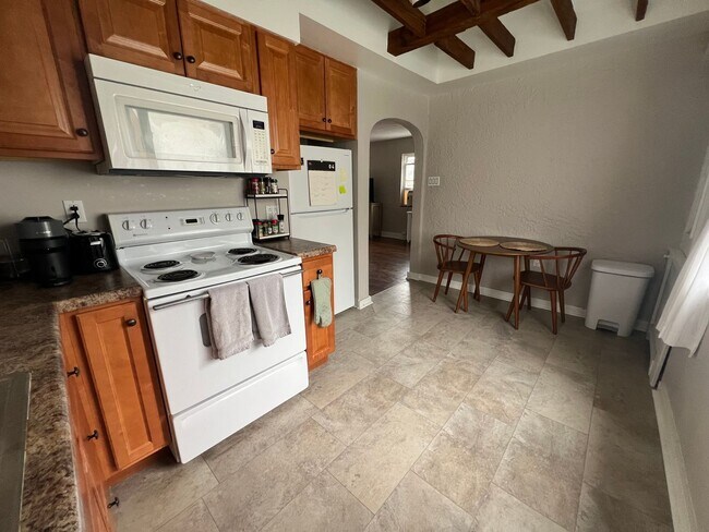 Building Photo - 3870 Beechwood Blvd