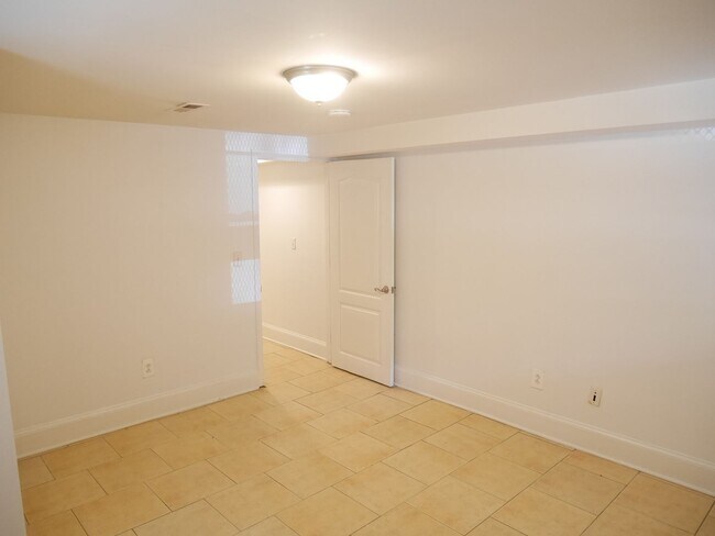 Building Photo - 2318 Eutaw Pl