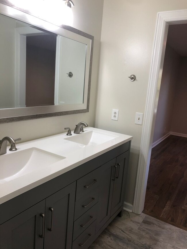 Building Photo - 2 Bed/2 Bath Condo located in Green Hills only minutes to Vandy and Easy Interstate Access, 1 Car...