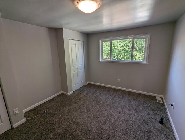 Building Photo - 140 Zara St