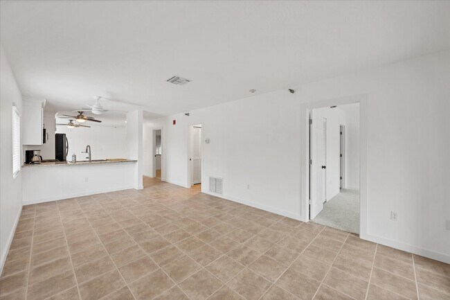 Building Photo - 2124 N Tamiami Trl