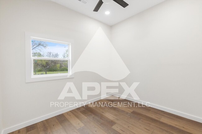 Building Photo - Stunning 4 Bd -3 Ba Single Family Home in ...