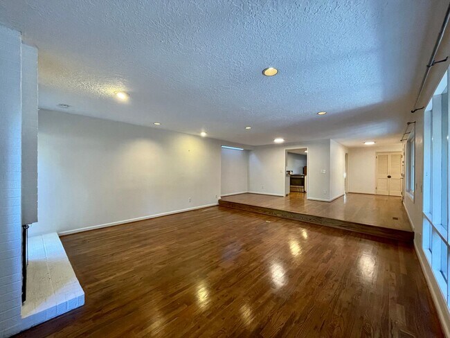 Building Photo - 15410 SW Peppermill Ct