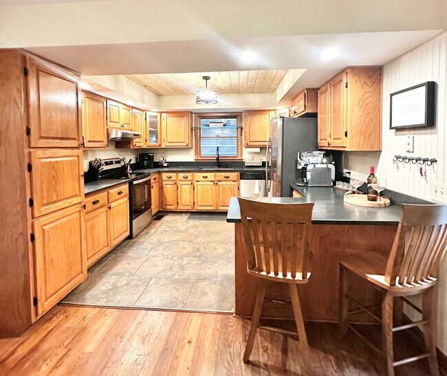 Building Photo - 300 Harris Dr