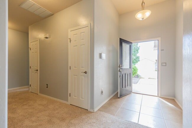 Building Photo - Inviting 4 Bed 2 Bath Home - Solar Panels & In The Golf Course Area!