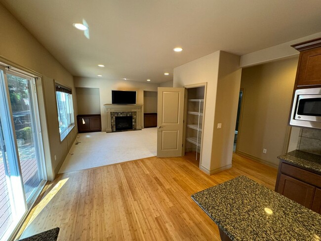 Building Photo - 5Bd/2.5Ba Bellevue Home