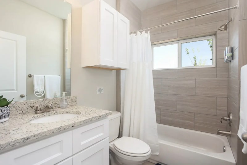 Bravo-2 Private Bath Suite w/Bath/Shower - 850 E Erie Ave