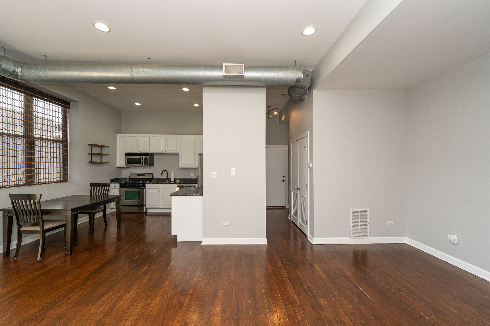 Building Photo - 1560 W Wabansia Ave