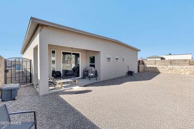 Building Photo - 12631 Mark Twain Ave