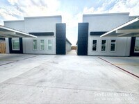 Building Photo - 909 E 13th St