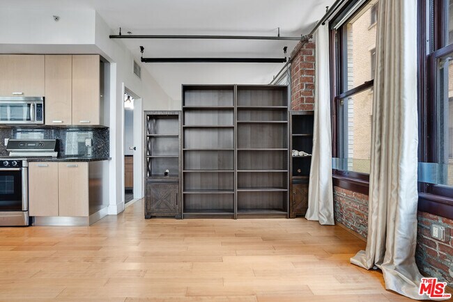 Building Photo - 460 S Spring St